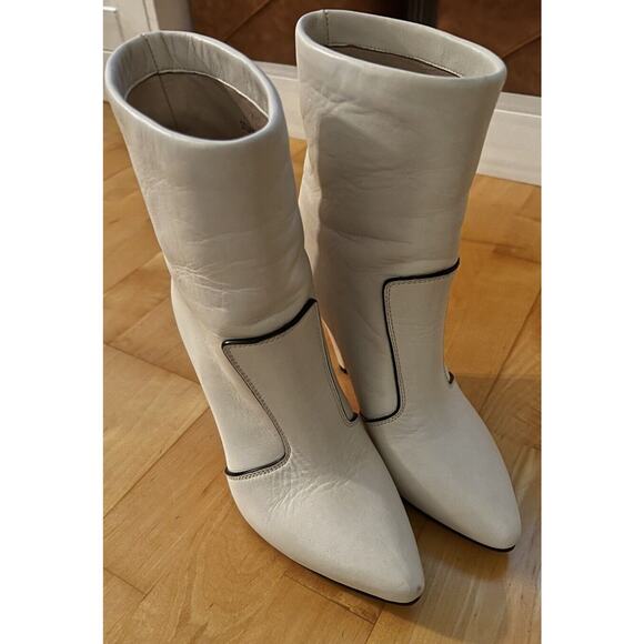 Stuart Weitzman Clinger Heel Sock Booties White Cream leather Point 8 WORN ONCE - Picture 2 of 4